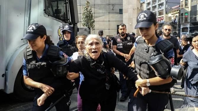 Τουρκία: Βίαιη καταστολή και συλλήψεις σε διαδήλωση για αντιφρονούντες που «εξαφανίστηκαν» τις δεκαετίες του ’80-’90
